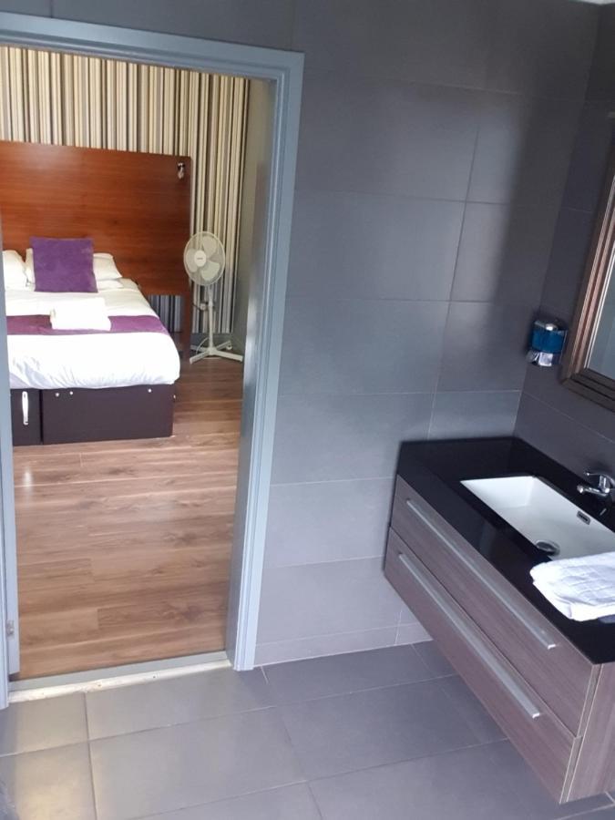 Bennetts Hotel Лонг Итон Экстерьер фото