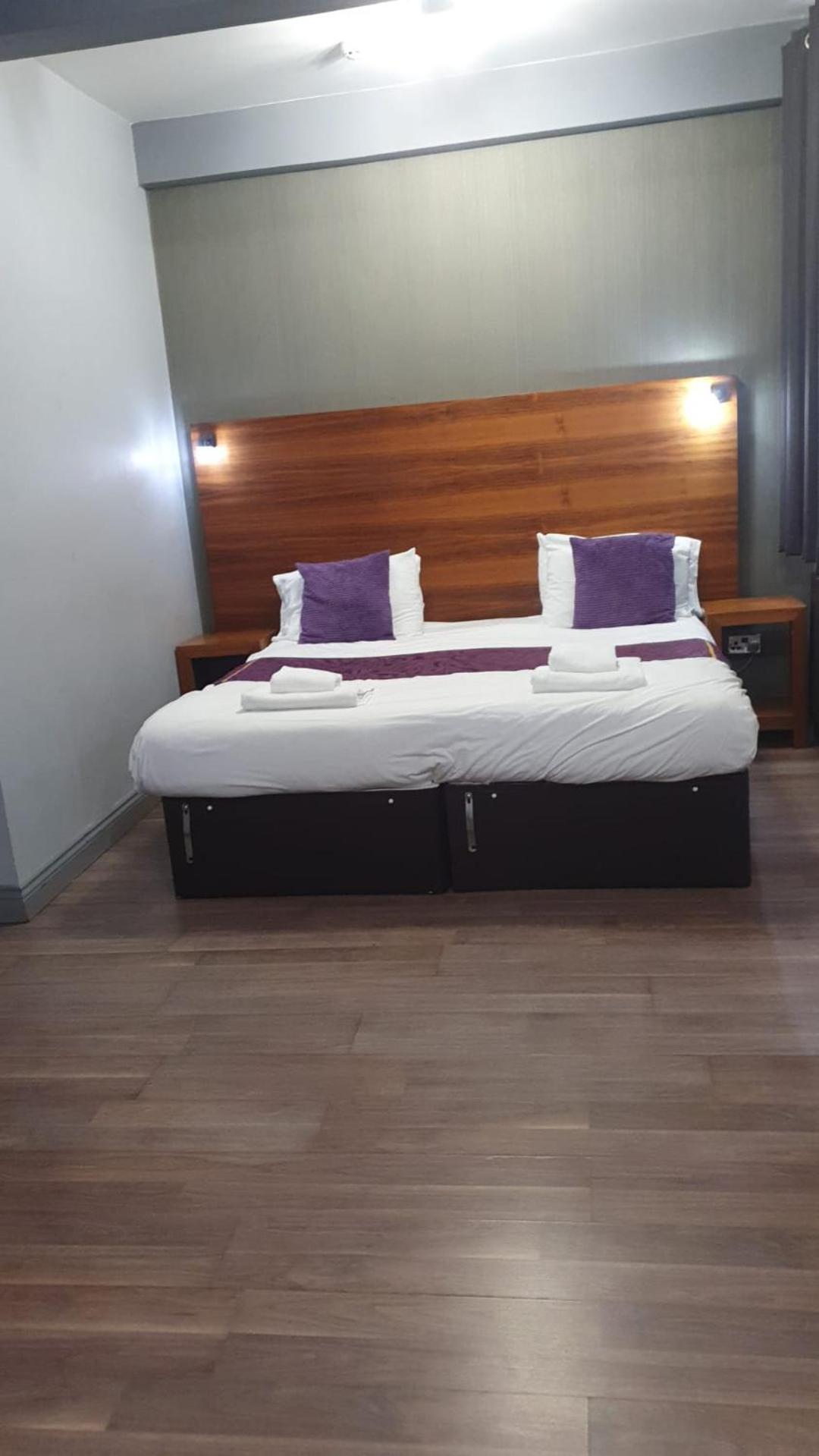 Bennetts Hotel Лонг Итон Экстерьер фото