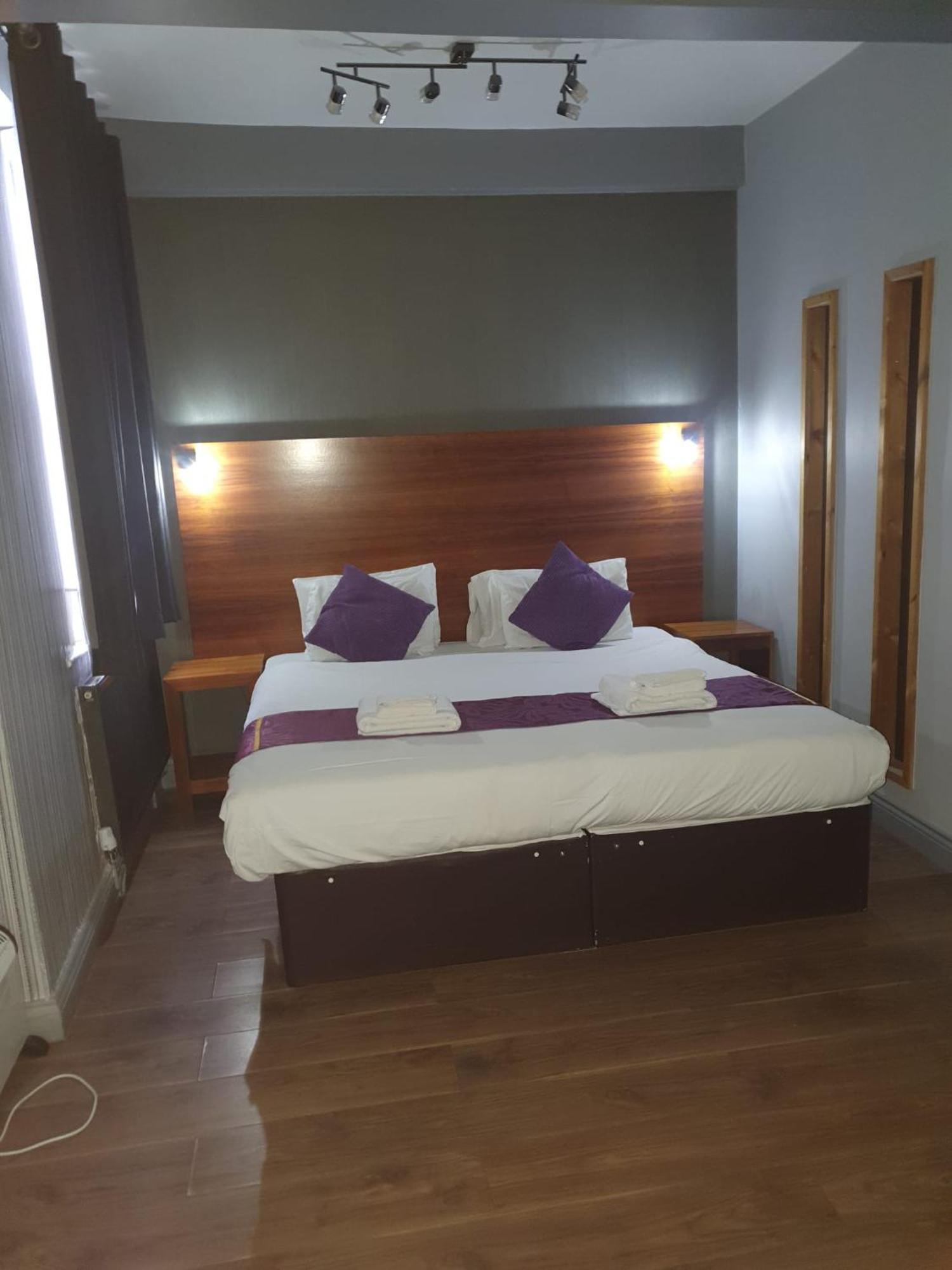 Bennetts Hotel Лонг Итон Экстерьер фото