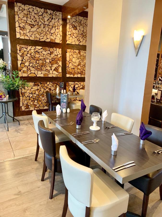 Bennetts Hotel Лонг Итон Экстерьер фото
